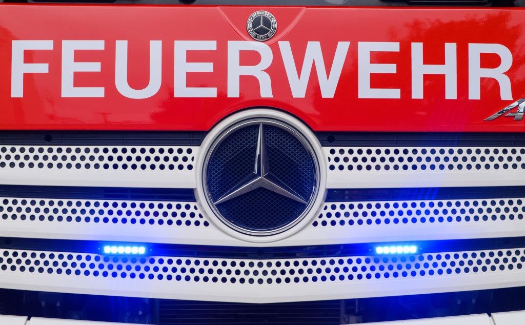 Feuerwehr-befreit-Mann-35-B-ckereiauto-kippt-auf-B16a-bei-Gro-mehring-um