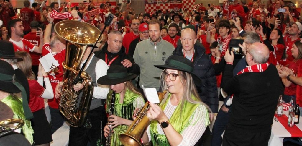 Bayern-Star-Harry-Kane-in-Denkendorf-Ein-Bierfuizl-f-r-den-Gentleman