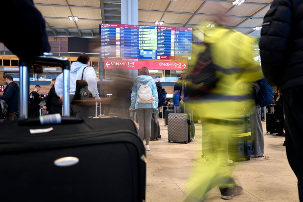 Flughafen-BER-stellt-Betrieb-wegen-Blitzeis-ein