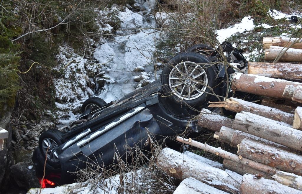 BMW-st-rzt-100-Meter-tief-ab-Deutsche-Urlauber-berleben-schweren-Verkehrsunfall-im-Zillertal