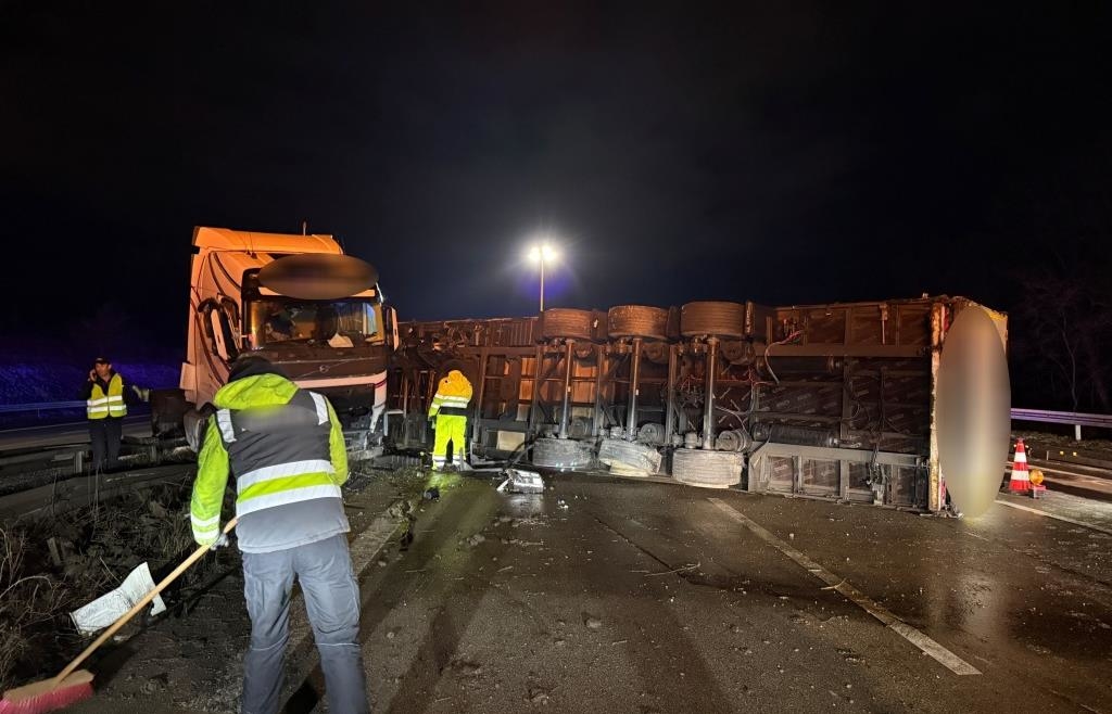 Unfall-auf-der-A9-Lastwagen-durchbricht-Mittelleitplanke-Fahrer-schwer-verletzt