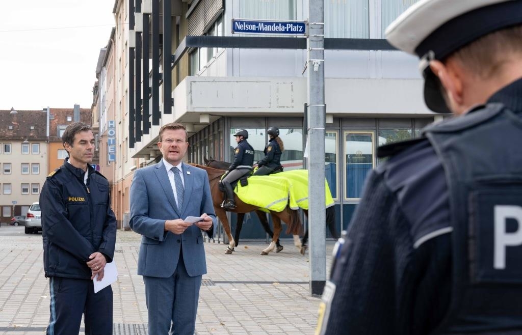 Police take targeted action against criminals at Nelson Mandela Square in ...