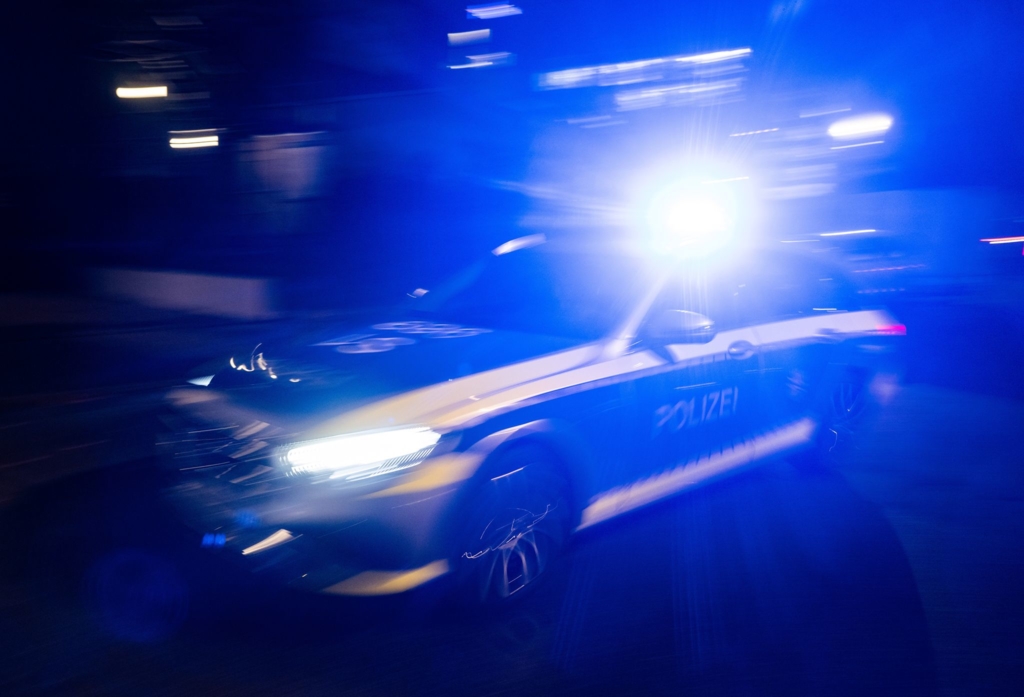 Aktivisten-spr-hen-bunten-Zebrastreifen-und-Fahrradweg
