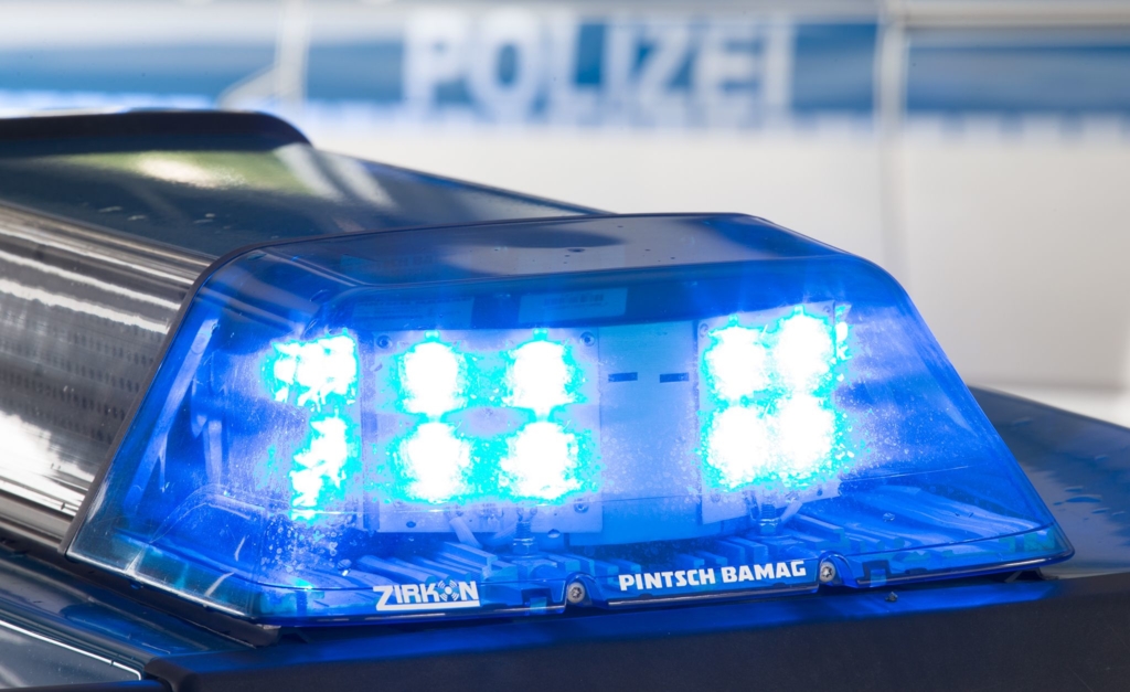 32-J-hrige-f-hrt-mit-Auto-gegen-Baum-und-stirbt