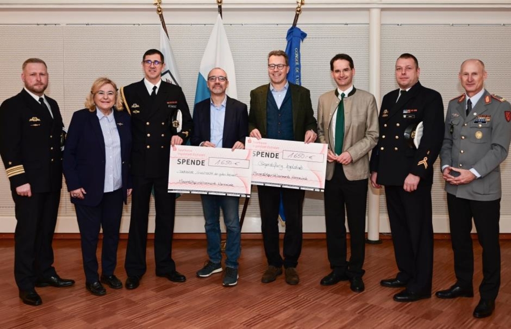 Jeweils-1650-Euro-f-r-B-rgerstiftung-Ingolstadt-und-Vorweihnacht-der-guten-Herzen-
