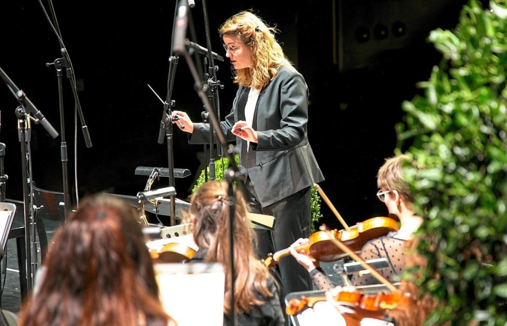 Dirigentin Sonja Lachenmayr und ihr New World Orchestra Dirigentin Sonja Lachenmayr und ihr New World Orchestra