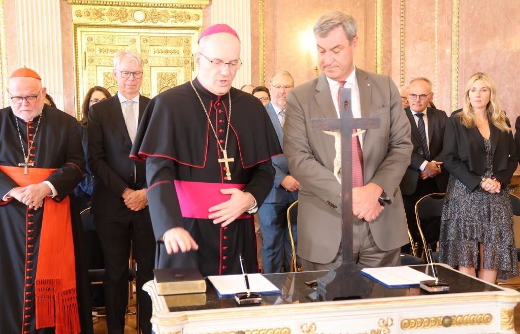 Bishop Christian Würtz sworn in: New Bishop of Eichstätt takes oath of ...