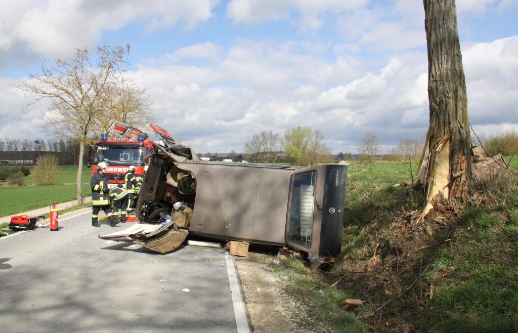 Unfall in Gromehring  Mann (90) fhrt frontal gegen einen Baum