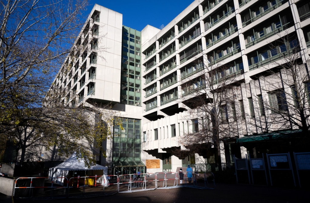 Freundin-bet-ubt-und-vergewaltigt-Mordversuch-angeklagt