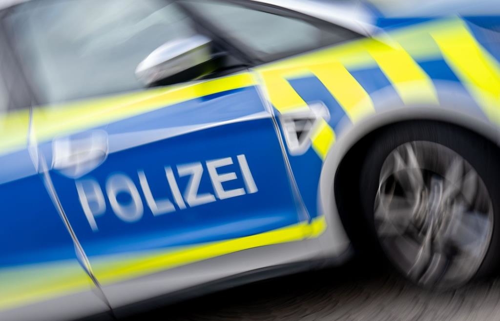 B17 in Augsburg nach Unfall gesperrt – Lastwagen verliert Diesel