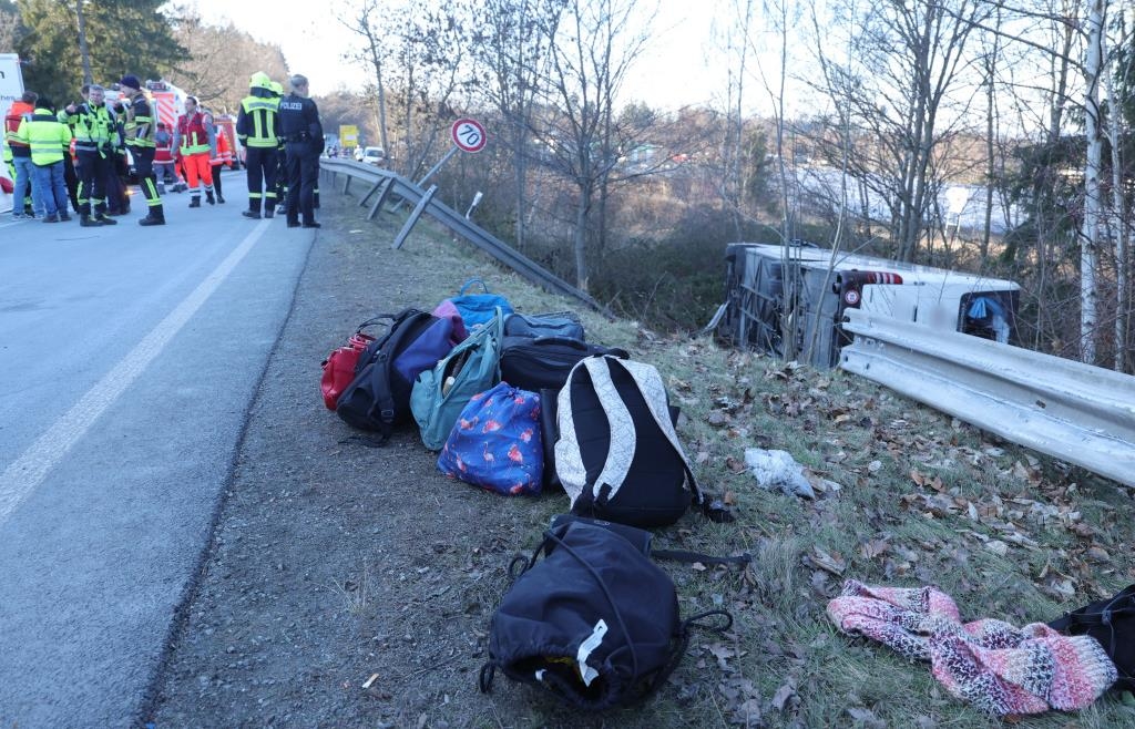 W-hrend-Chorfahrt-nach-Bayern-Bus-mit-Sch-lern-kippt-an-der-A9-um-Mehrere-Verletzte