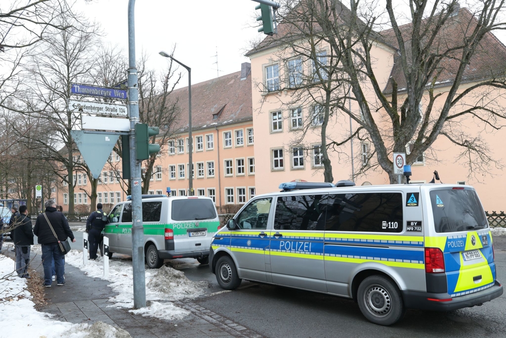 Festnahme-nach-Alarm-zu-mutma-lich-Bewaffnetem-an-Schule