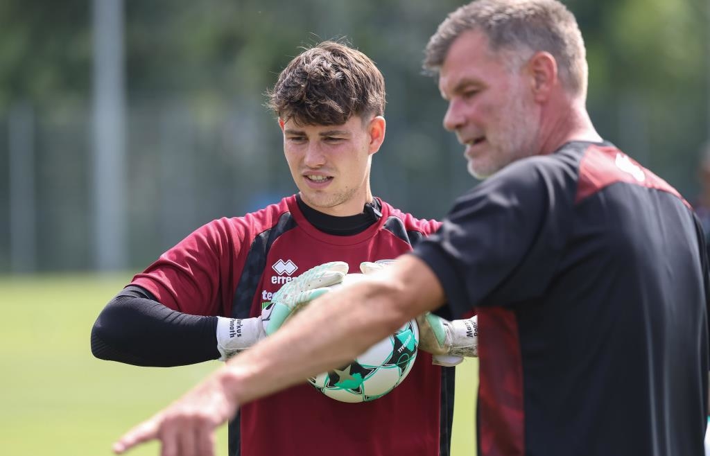FC Ingolstadt: Goalkeeper Markus Ponath takes a positive view of the ...