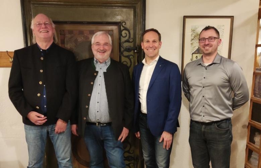 Michael-Hofmann-und-Sven-Schmettlach-an-der-Spitze-der-Tischgesellschaft-in-Ingolstadt