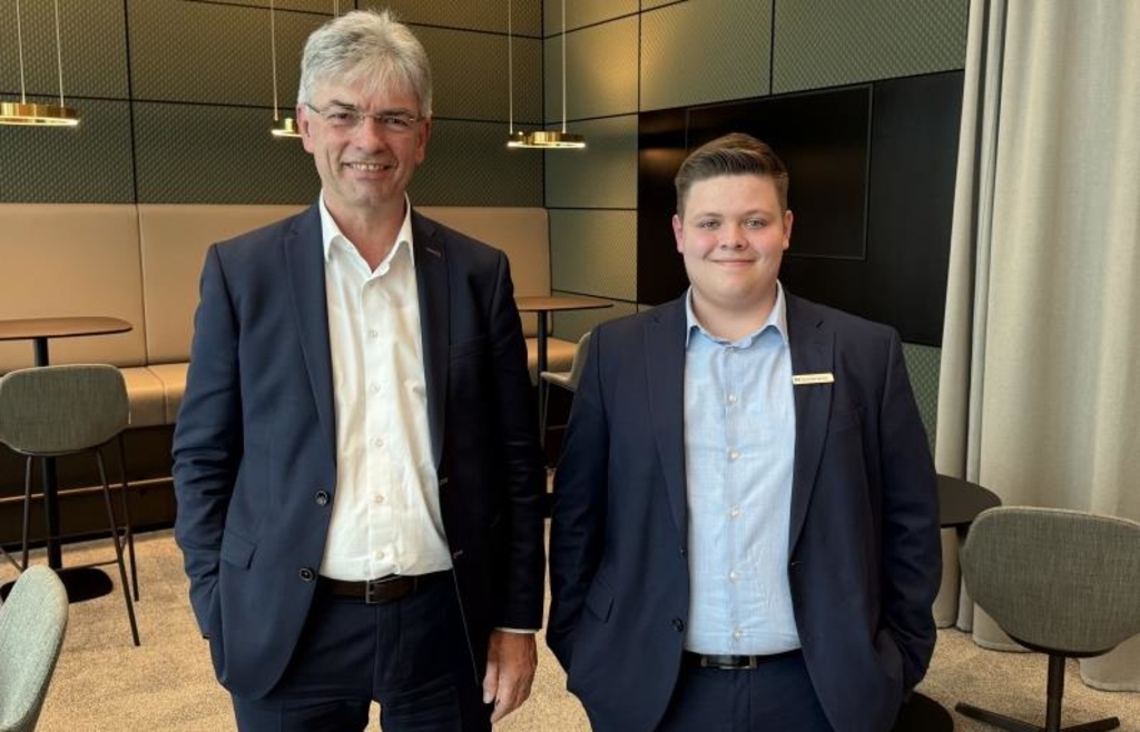 Vorstand-und-Auszubildender-aus-Ingolstadt-geben-Einblick-in-den-Wandel-der-Bank