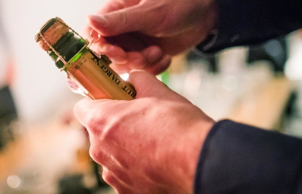 Flasche-Sekt-geleert-Rentnerin-mit-1-8-Promille-an-Rastanlage-Holledau-gestoppt