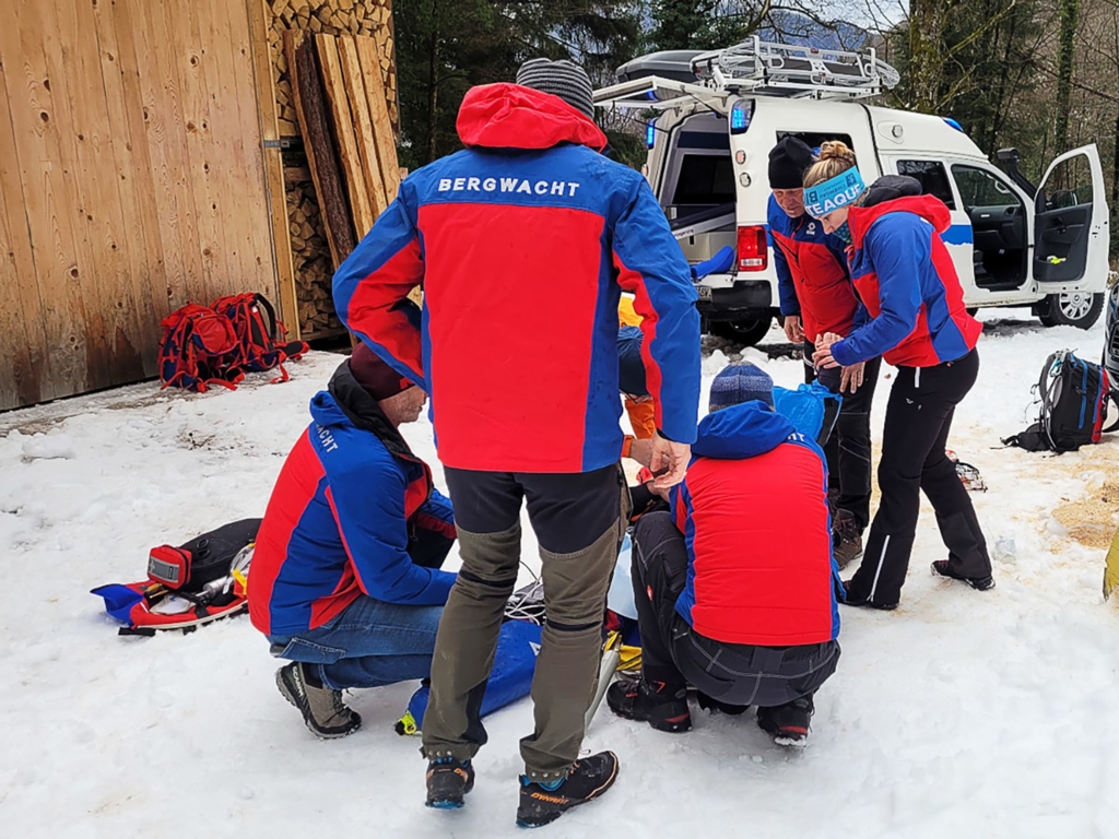 Waldarbeiter-st-rzt-schwer-Bergwacht-r-ckt-mit-Notarzt-aus