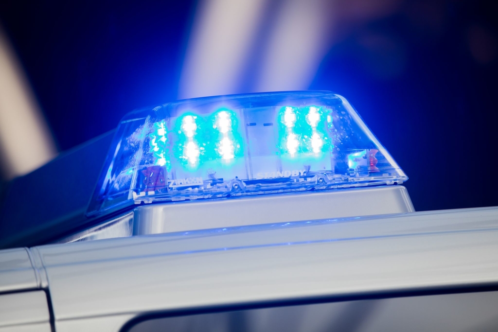 Mann-parkt-gestohlenes-Motorrad-im-Wohnzimmer