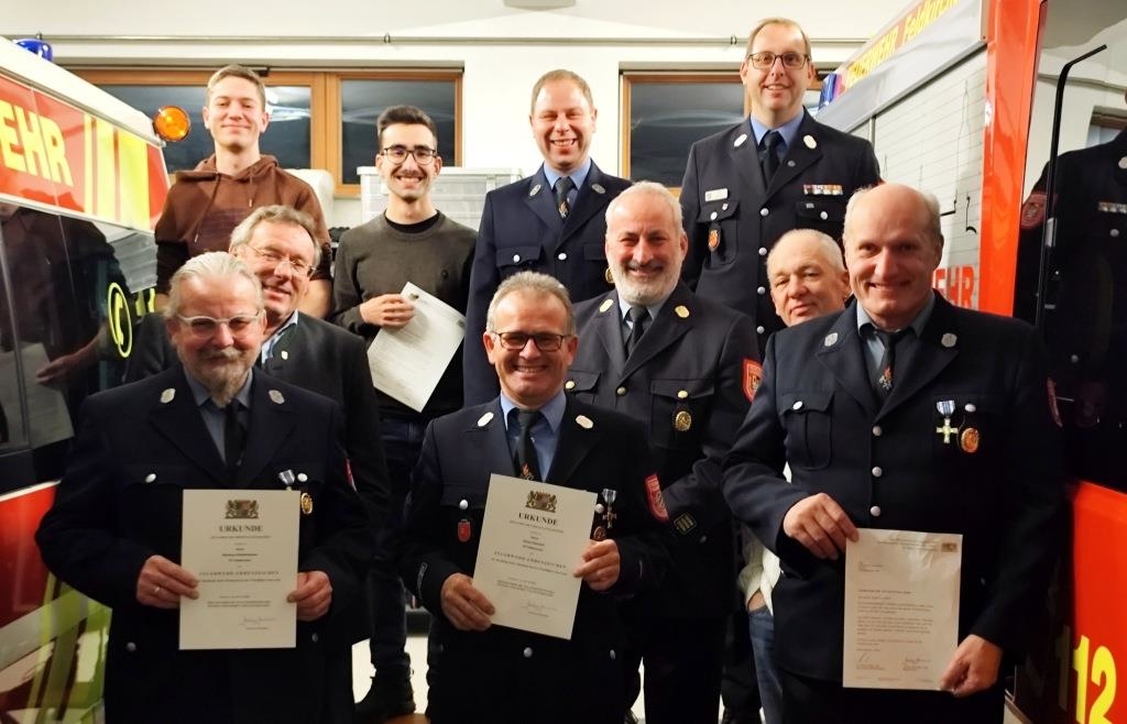 Feuerwehr-Feldkirchen-R-ckblick-auf-Eins-tze-hohe-Ehrungen-und-neues-Fahrzeug
