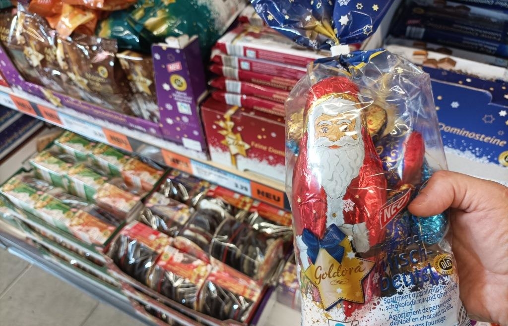 Im August: Schoko-Nikoläuse und Lebkuchen ziehen in die Supermarkt ...