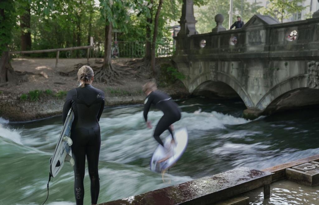 After the fatal accident: Surfing on the Eisbach wave in Munich is ...