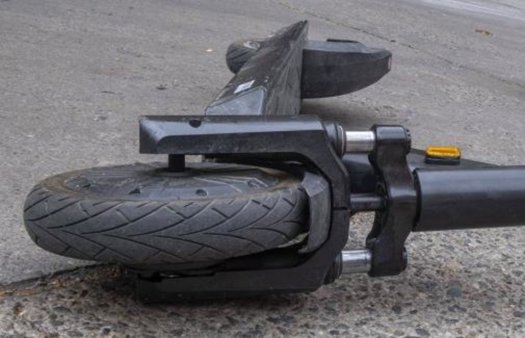 Trotz Arm und Bein im Gips: Mann fährt in Ingolstadt mit E-Scooter und ...