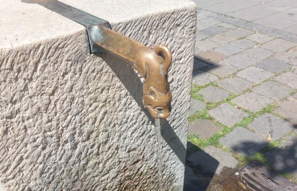 Er läuft und läuft und läuft – Wirrwarr um Trinkwasserbrunnen in der ...
