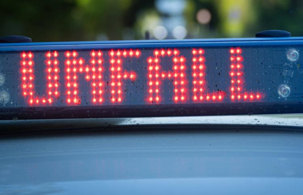 Unfall-mit-zwei-Verletzten-an-Einm-ndung-der-Regensburger-Stra-e-in-Bundesstra-e