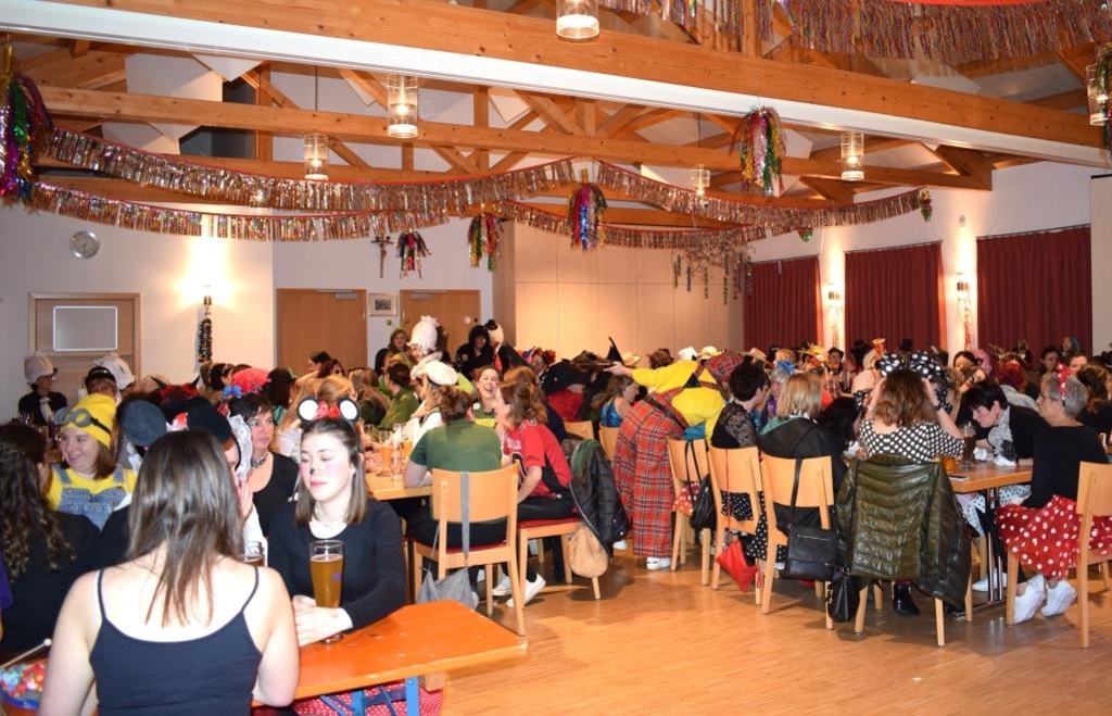 Ausgelassene Atmosphäre beim Weiberball in Mendorf