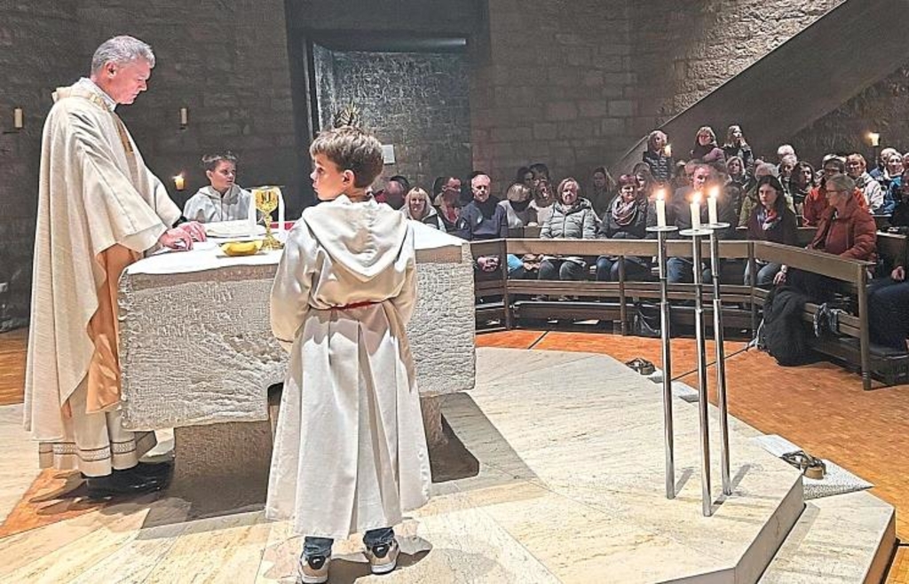 Johannisweinfeier-Beilngrieser-Gl-ubige-versammeln-sich-in-Kapelle-auf-Schloss-Hirschberg