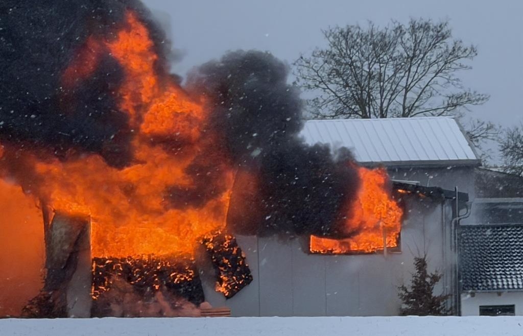 Gro-einsatz-f-r-die-Feuerwehr-Lagerhalle-in-Brunnen-brennt