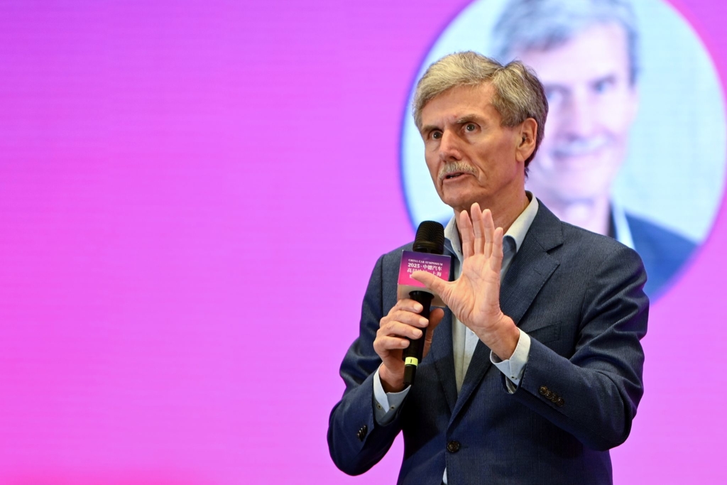 Dudenh-ffer-kritisiert-neue-Elektrof-rderung