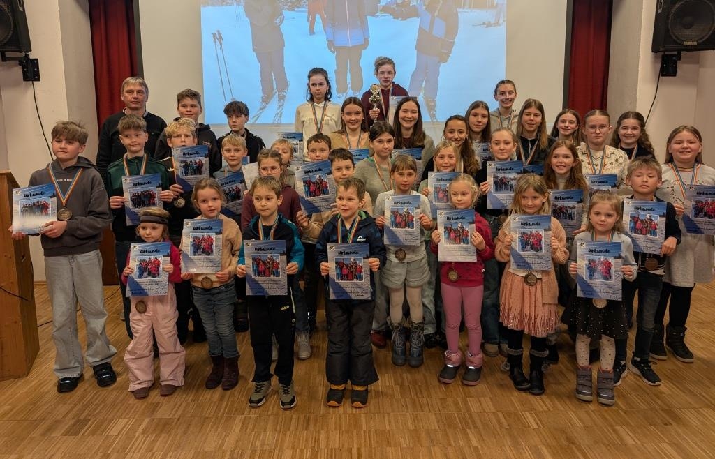 Gerolsbacher-Skischule-beendet-die-Saison-Teilnehmer-bekommen-Urkunden-und-Medaillen