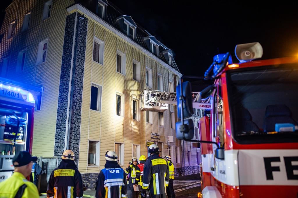 13-Menschen-bei-Brand-in-N-rnberger-Mehrfamilienhaus-verletzt-Ursache-noch-unklar