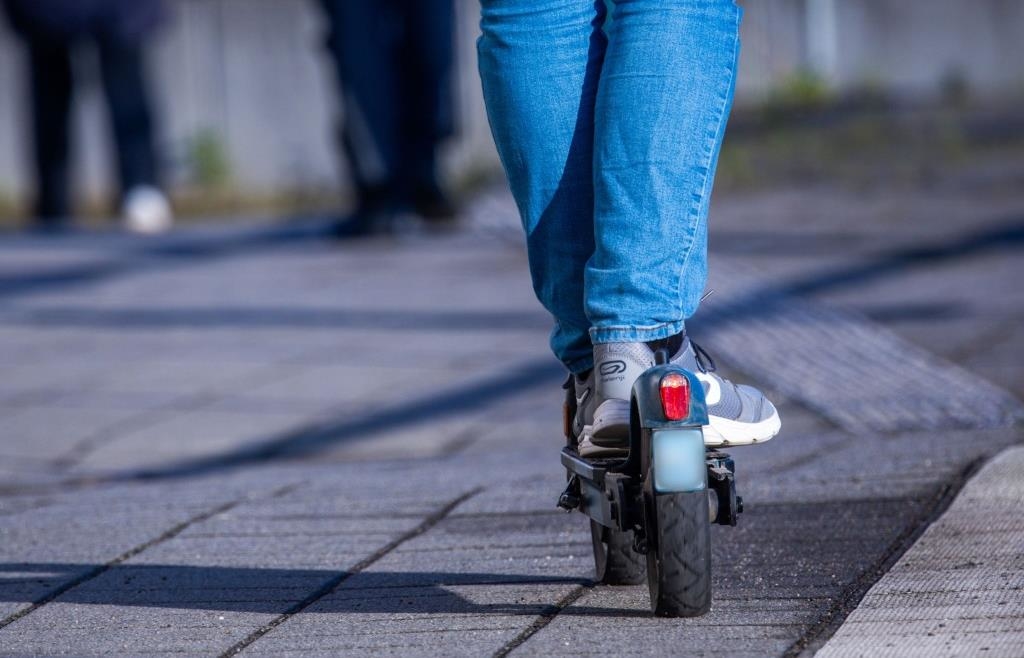 Leichtsinn auf zwei Rädern: Warum E-Scooter auch in Pfaffenhofen immer ...