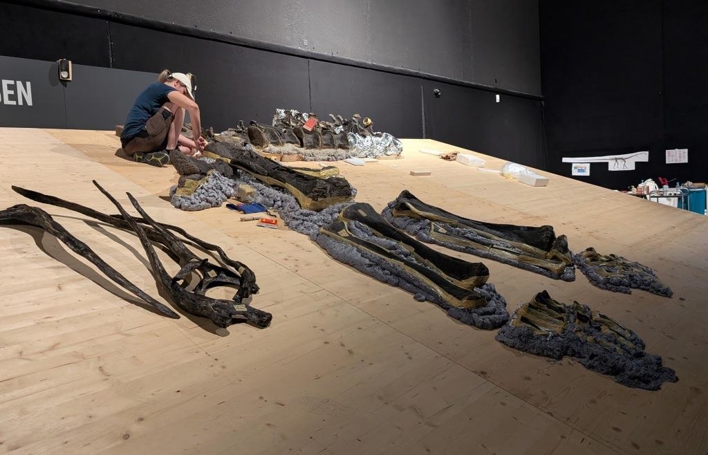 New giant for Denkendorf: A long-necked skeleton is being erected at the ...