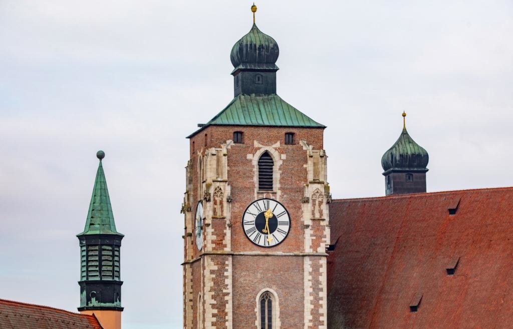 Uhr-am-Turm-des-Ingolst-dter-M-nsters-zeigt-wieder-die-richtige-Zeit-an