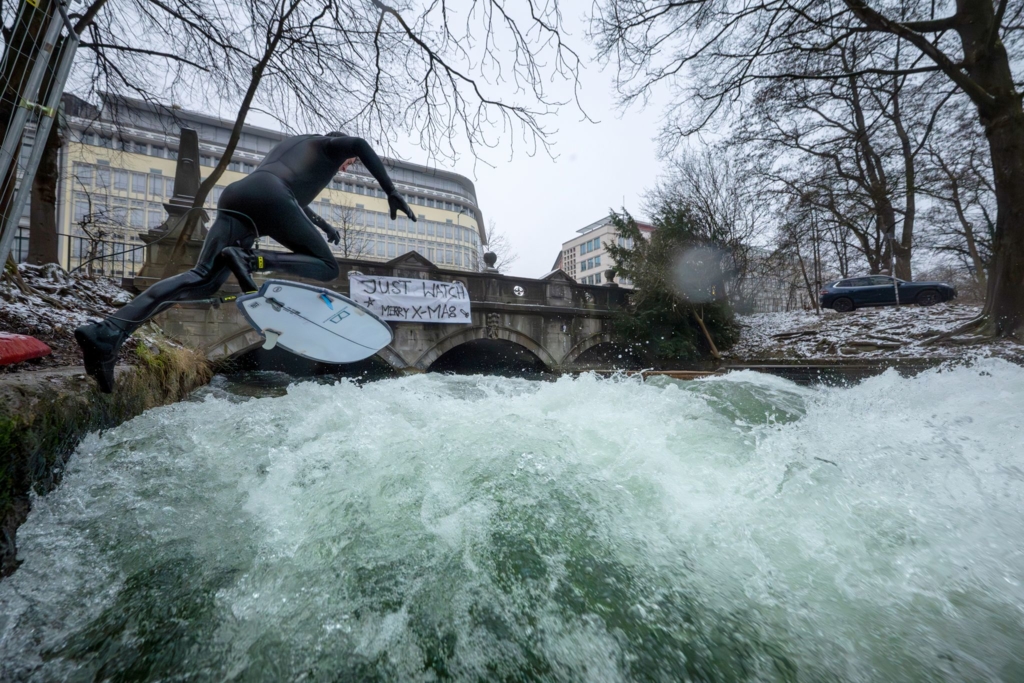 Eisbach-Surfer-brechen-Versuch-ab