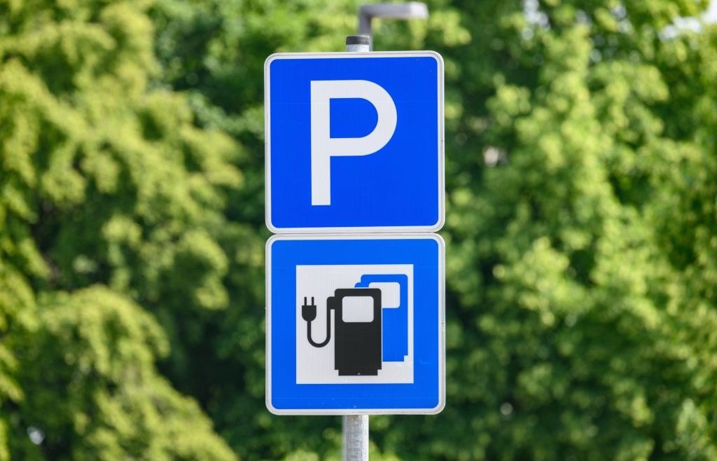 Einfach-mit-Gep-ck-weitergefahren-Mitfahrer-an-Rastplatz-zur-ckgelassen