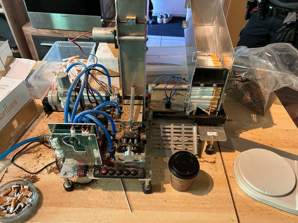 Selbstgebaute-Zigarettenmaschine-beschlagnahmt