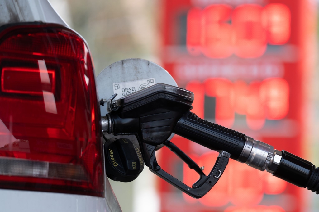 Refueling and charging while traveling: Five tips for saving money