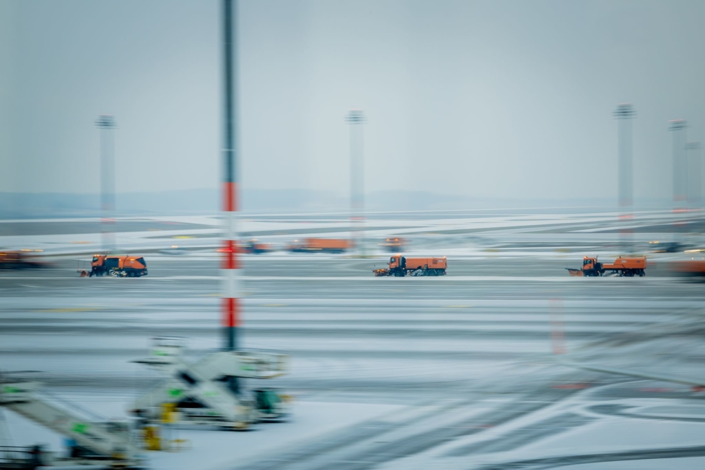 Blitzeis-am-BER-Flughafen-stellt-den-Betrieb-ein