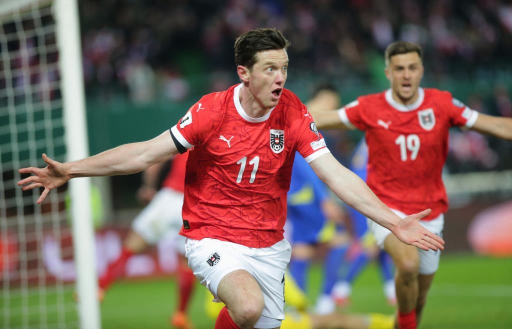 Weil-sie-zur-WM-fahren-sterreicher-machen-aus-Original-Rasen-das-Raumspray-A-gmahde-Wiesn-