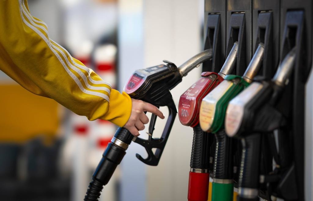 Spain cuts taxes on fuel, electricity and gas - | Federal government plans ...