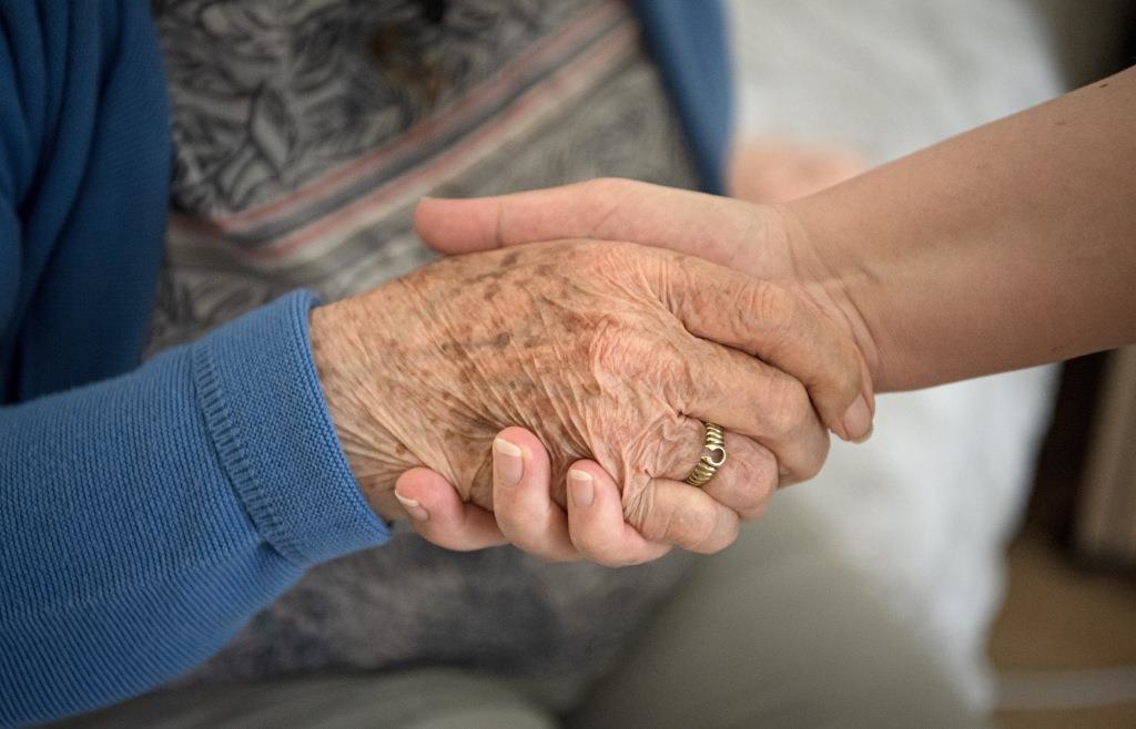 Falsche Masseurin im Betreuten Wohnen: Seniorin (85) behandelt, dann ...