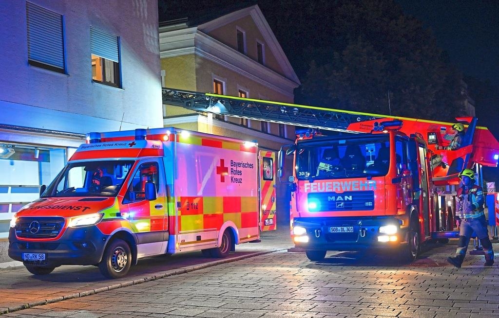 Krankentransport-mit-der-Drehleiter