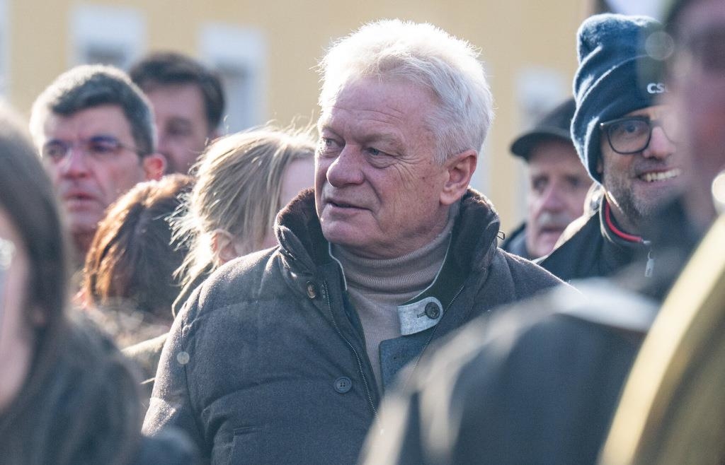 Bauern-in-Sorge-weil-Butter-99-Cent-kostet-Minister-Alois-Rainer-l-dt-zu-Milchgipfel-