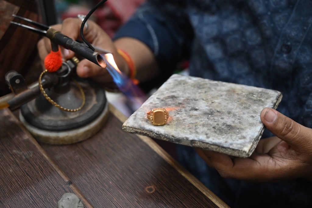 Preise-f-r-Gold-und-Silber-nach-Rekordjagd-unter-Druck