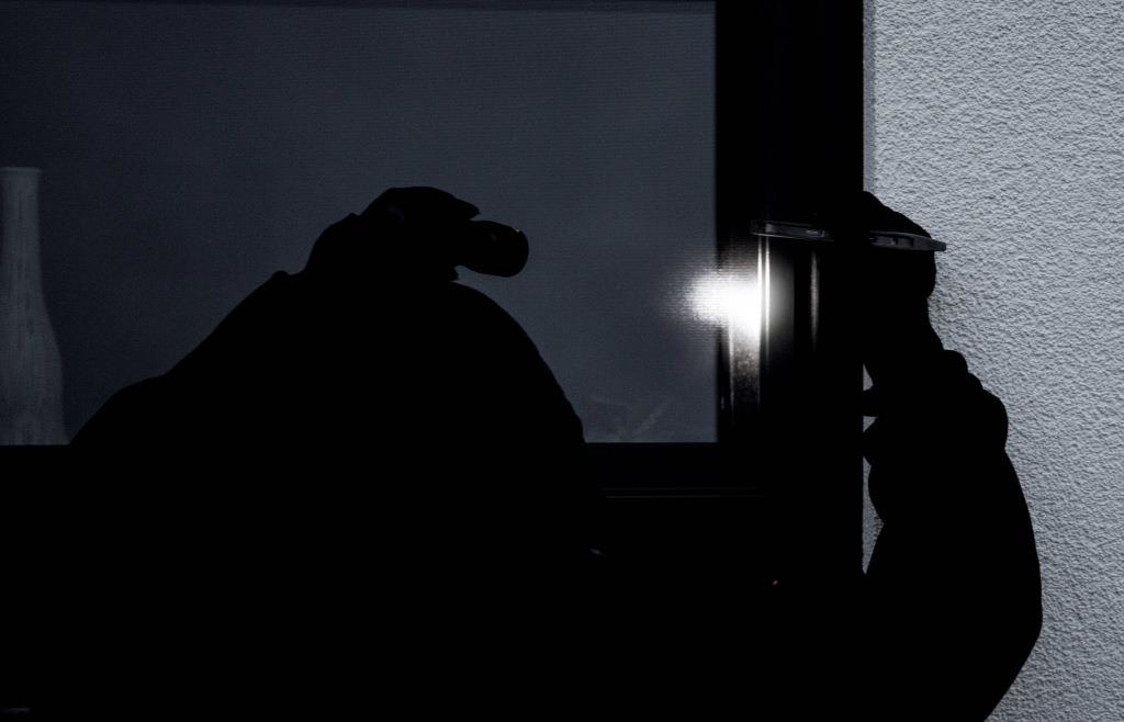 Maskierte Einbrecher verletzen 35-Jährige und ihre fünf Kinder in ...