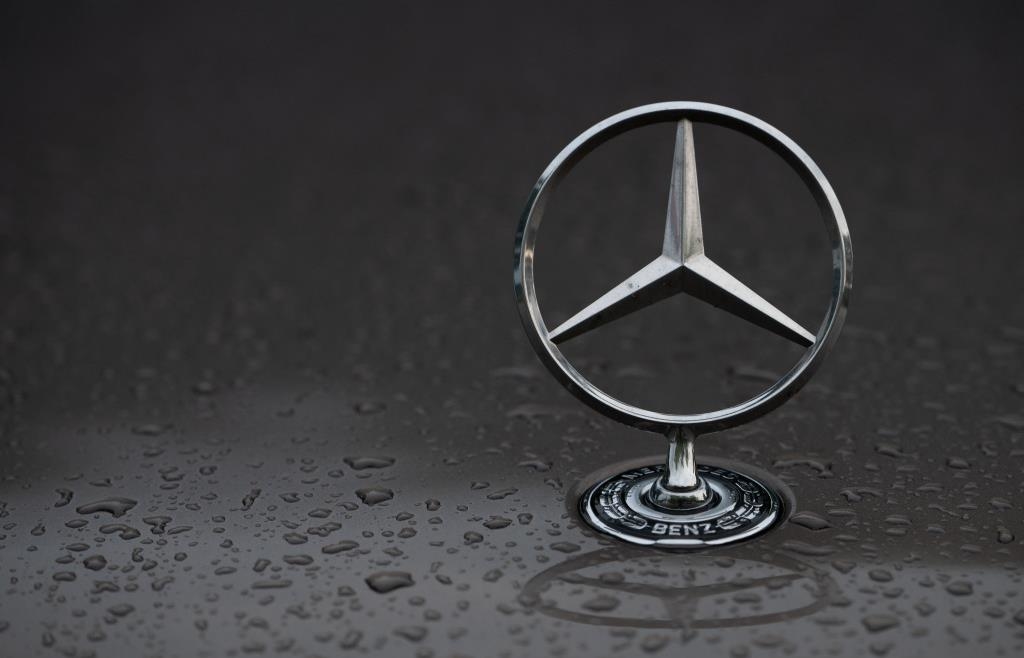 Mercedes reports massive profit slump - | Halved in the first nine months
